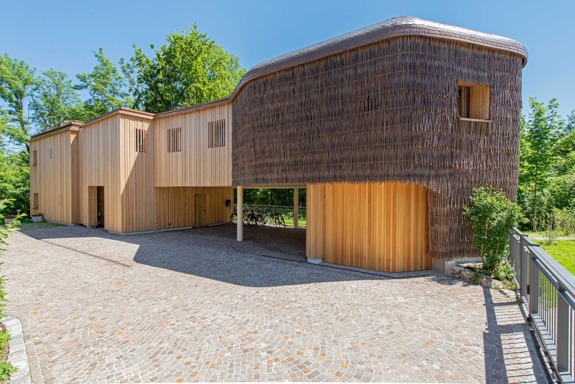Einstöckiges Waldhaus in Rosenheim mit Fassade aus Naturmaterialien
