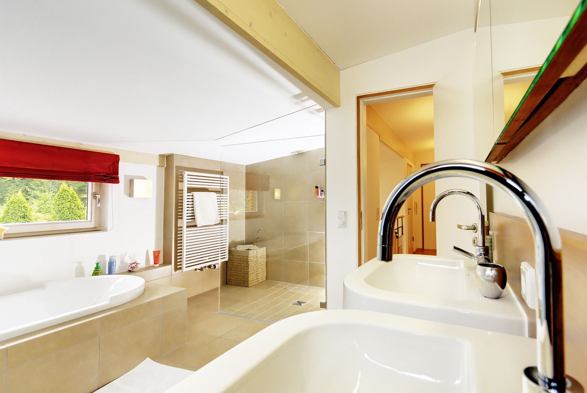 Modernes Badezimmer mit hellem Licht und sandfarbenen Fliesen